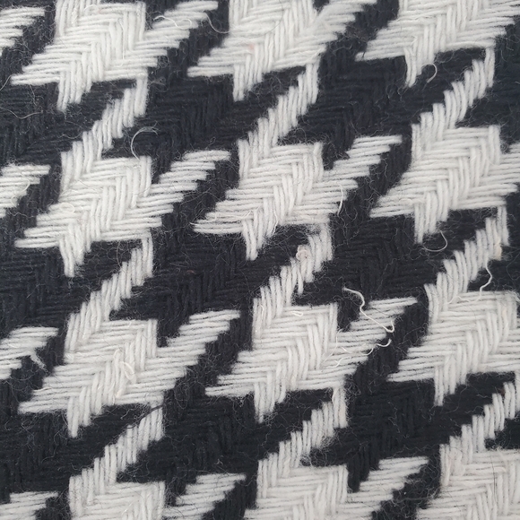 HOUNDSTOOTH Winter Scarf- Women - Picture 6 of 8